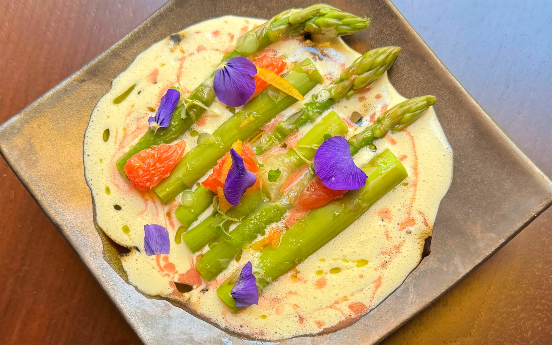 Cover de la recette Asperges des forêts de Kyoto de la cheffe Maud Ravix, avec asperges vertes, pamplemousse, ponzu et huile de shiso