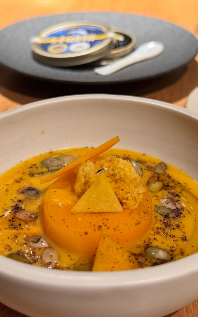 Plat végétal autour de la courge par Alexis Baudin, avec caviar végétal à base de courge