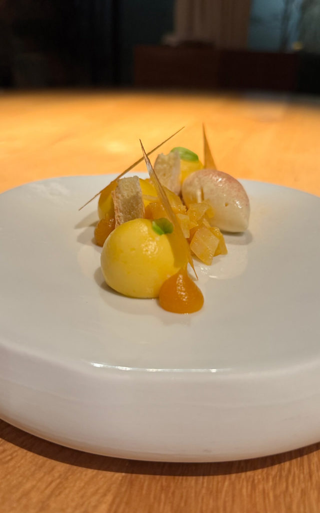 Dessert panais et passion par Alexis Baudin, avec crème glacée au gingembre, gel passion, risotto passion, cake au gingembre et chips de panais