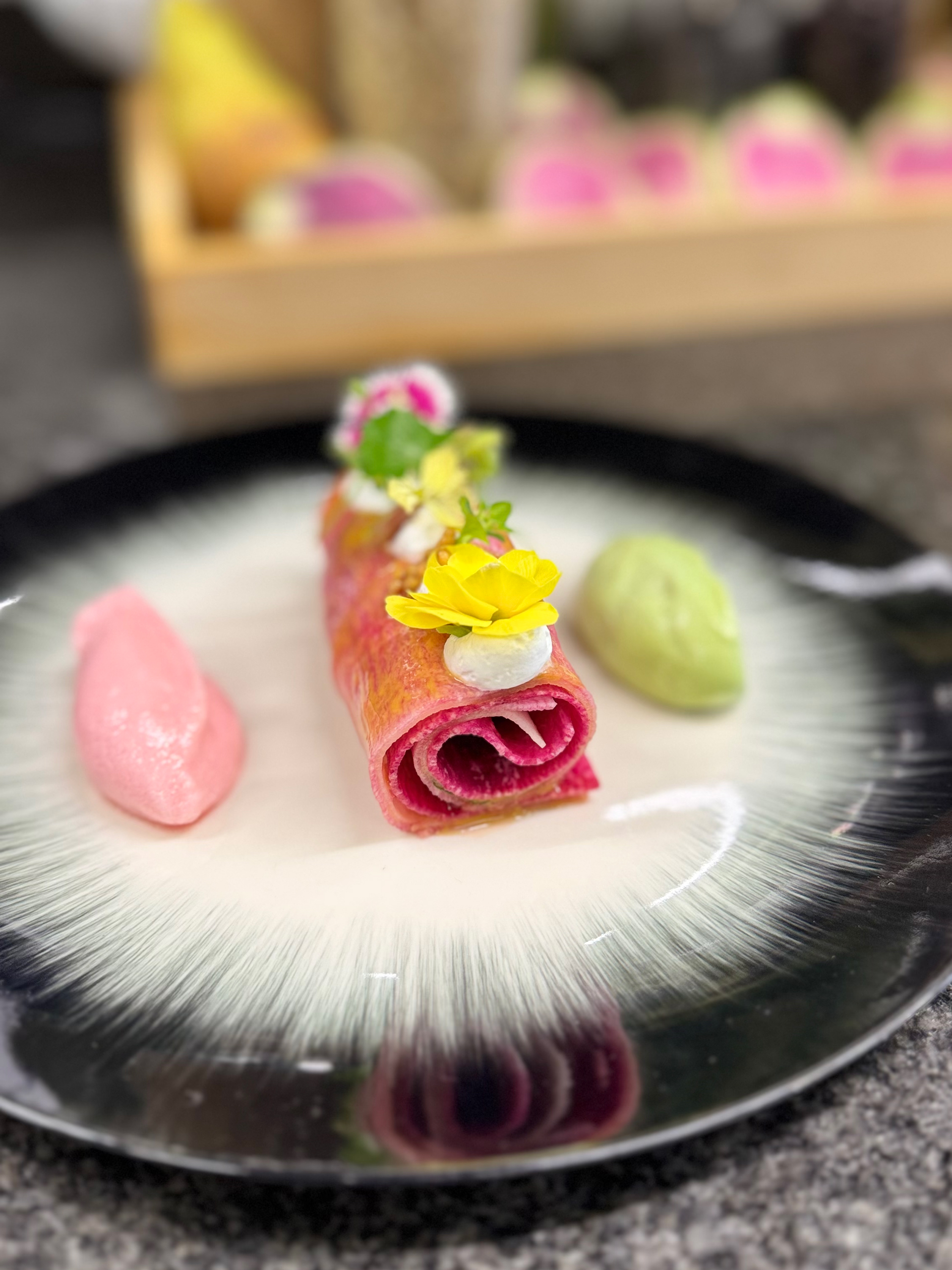 Maki végétal de René Mathieu avec poire, radis red meat et rhubarbe