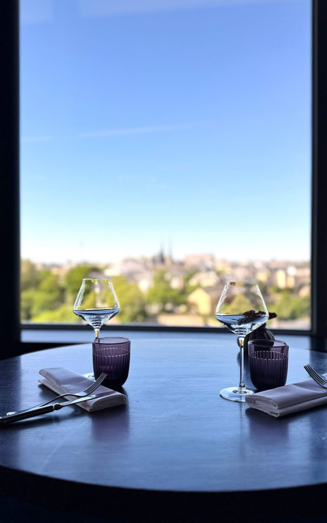 Table du restaurant Mu au Sofitel Luxembourg avec vue panoramique sur la ville
