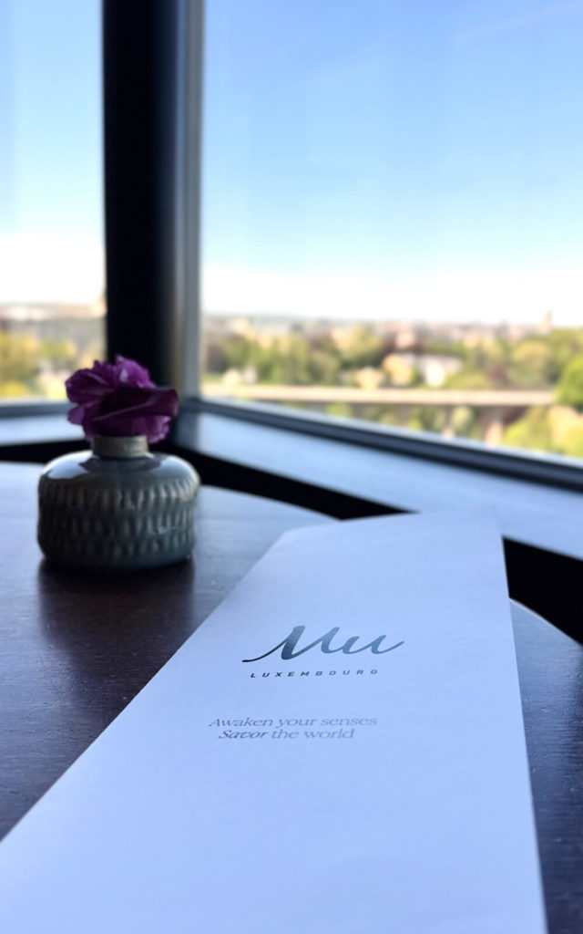 Menu du restaurant Mu au Sofitel Luxembourg avec vue sur Luxembourg en arrière-plan