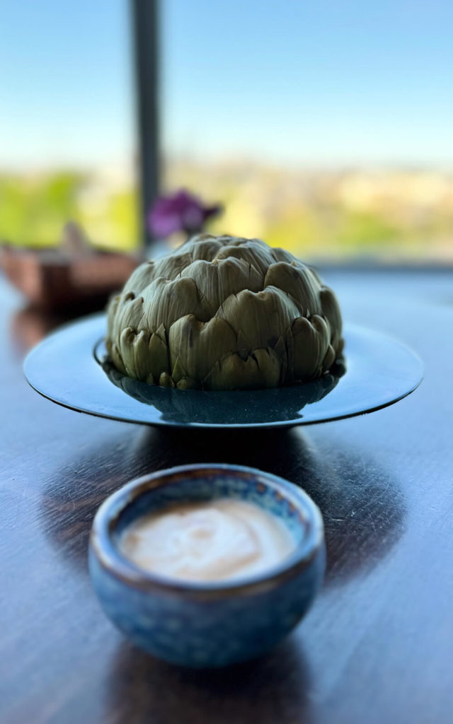 Artichaut breton avec vinaigrette au piment d’Espelette au restaurant Mu Sofitel Luxembourg