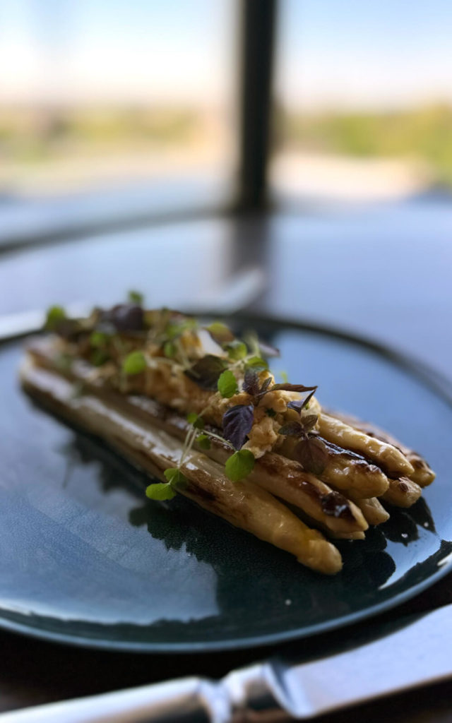 Asperges blanches grillées à la flamande servies au restaurant Mu du Sofitel Luxembourg