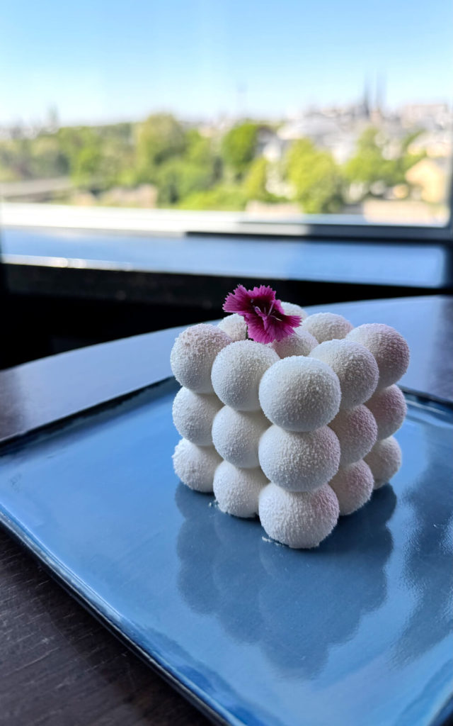 Entremets vegan à l’amande, aux fraises et à la vanille de Madagascar servi au restaurant Mu Sofitel Luxembourg