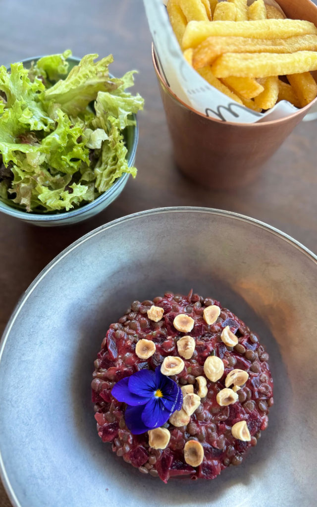 Tartare végétal à base de betterave et lentilles servi au restaurant Mu du Sofitel Luxembourg