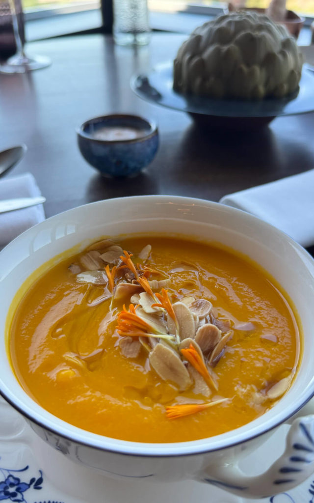 Velouté de carotte à l’orange avec amandes torréfiées au restaurant Mu Sofitel Luxembourg