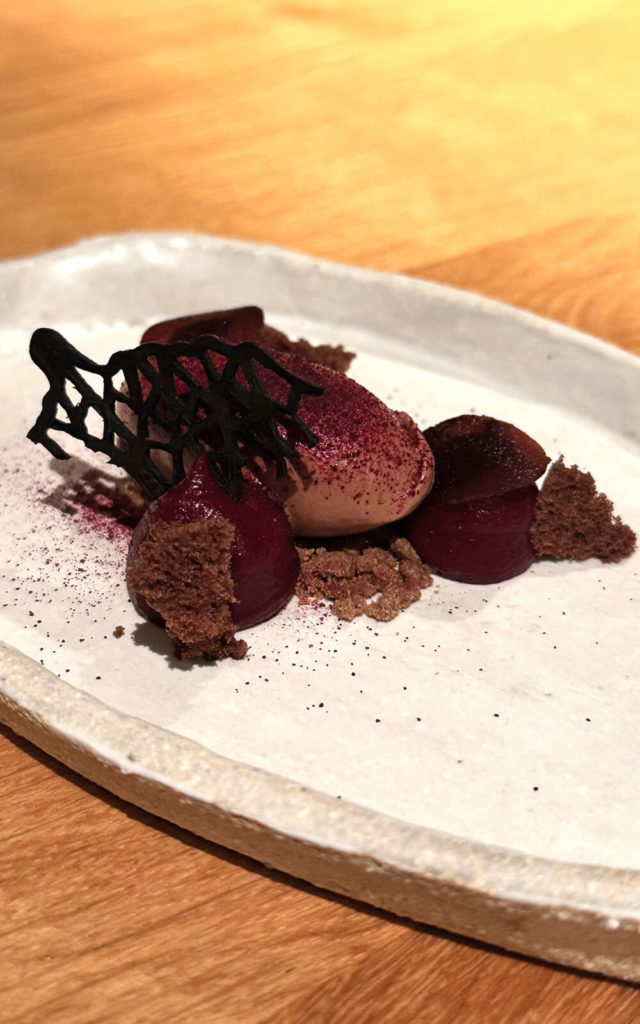 Pré-dessert au sorbet cacao, sponge cake et betterave par Alexis Baudin