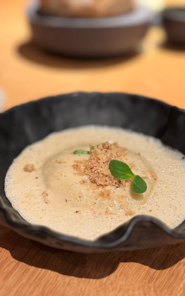 Raviole végétale aux topinambours, noisettes, émulsion de topinambour et crumble de noisettes