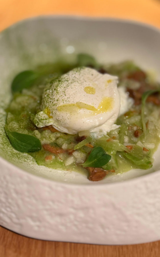 Risotto de poireau avec œuf poché, plat végétarien crémeux autour du poireau