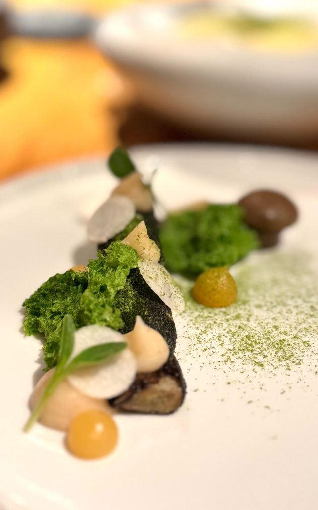 Salsifis rôti par Alexis Baudin, avec sponge cake au persil, champignons de Paris, gel de navet boule d’or et pulpe de salsifis