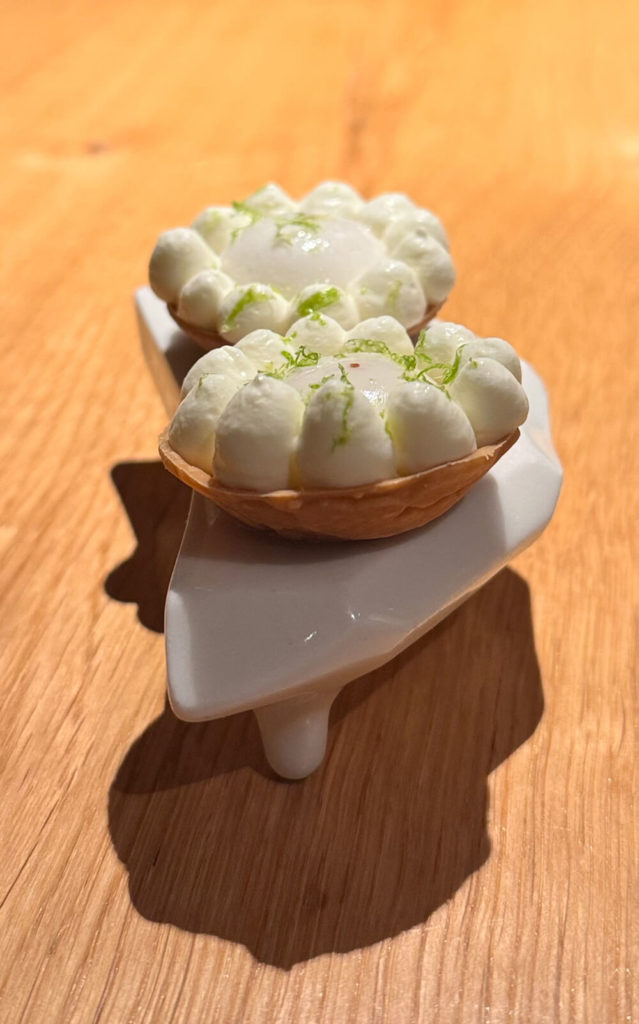 Mignardise tarte citron vert coco par Alexis Baudin, façon tarte au citron meringuée exotique