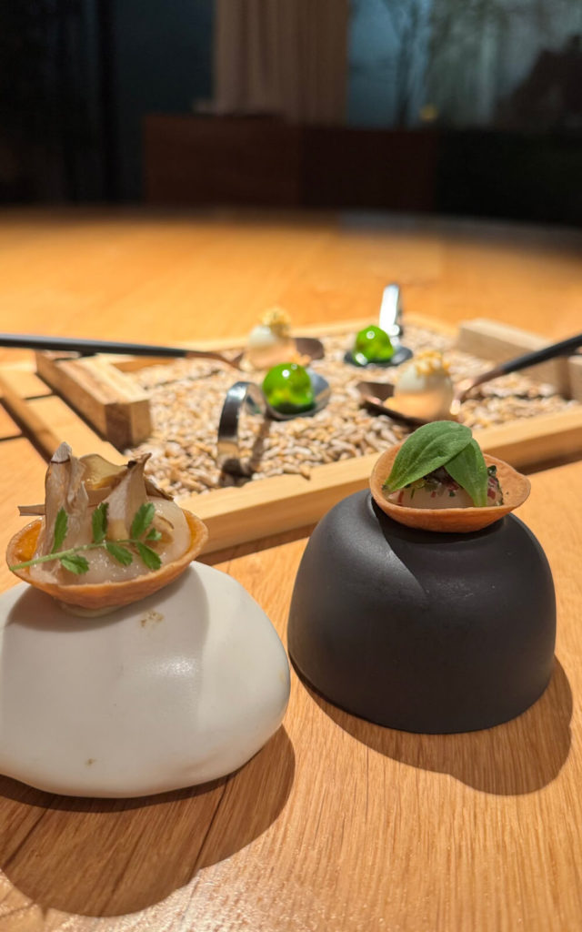 Amuse-bouches végétaux au restaurant d’Alexis Baudin, avec tartelette au salsifis et cèpe, navet aux algues et olives